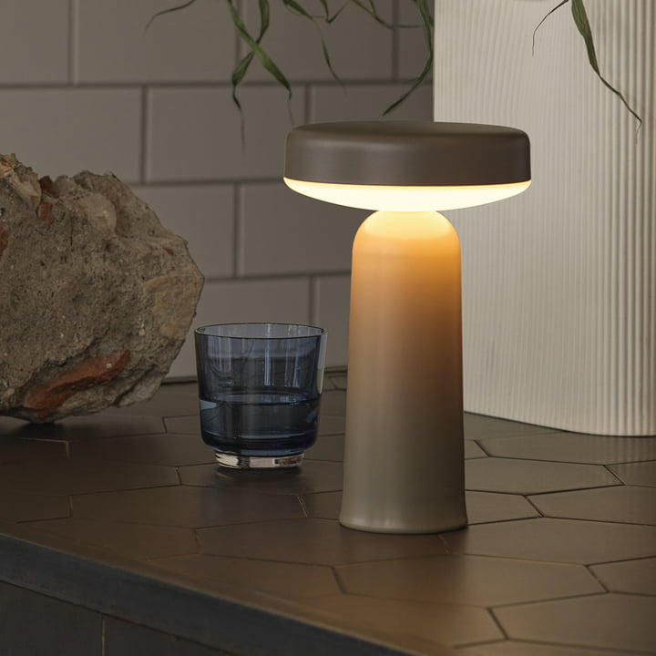 Ease Portable LED Outdoor Lampe à accu de Muuto dans la couleur taupe