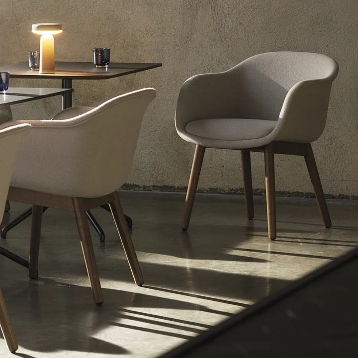 Fiber Conference Chaise avec accoudoirs avec structure en bois de Muuto