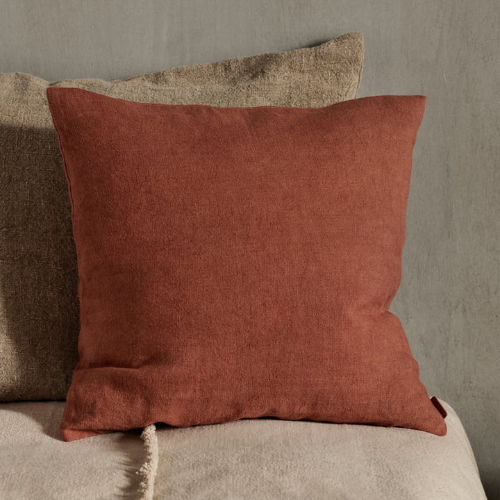 ferm Living - Heavy Linen Coussin, 50 x 50 cm, berry red