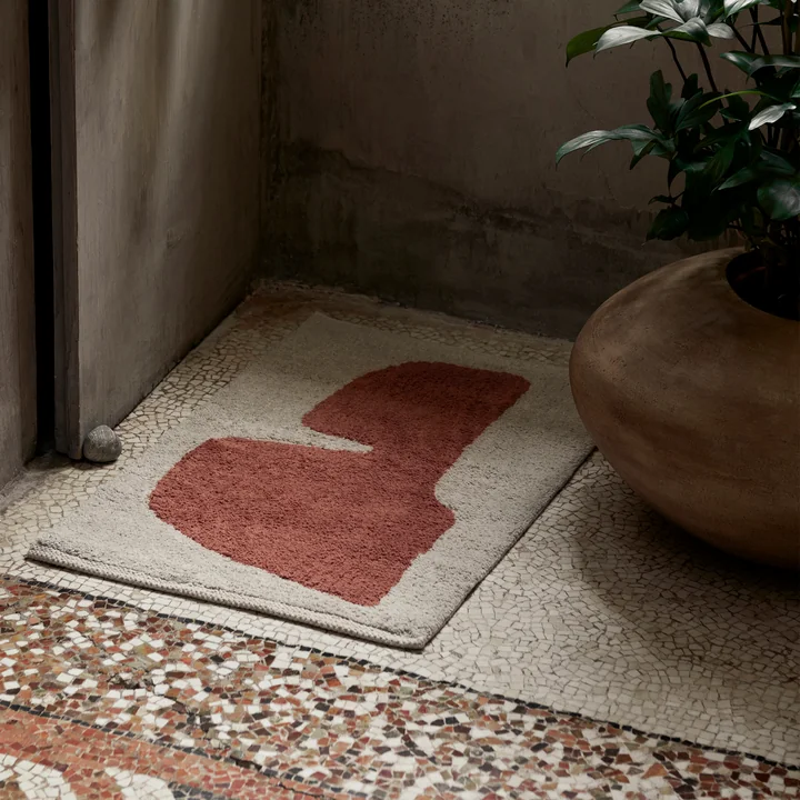 Lay Tapis de sol lavable de Ferm Living dans la finition parchment / rust