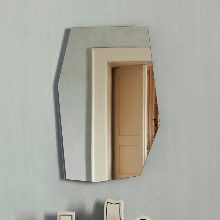 Shard Miroir de Ferm Living dans la couleur noir