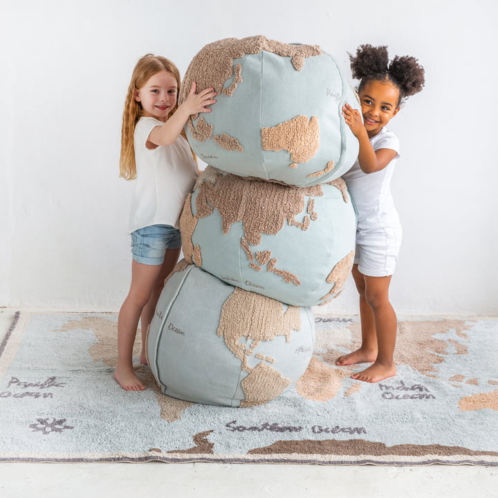 World Map Pouf, Ø 50 cm, bleu clair / beige de Lorena Canals