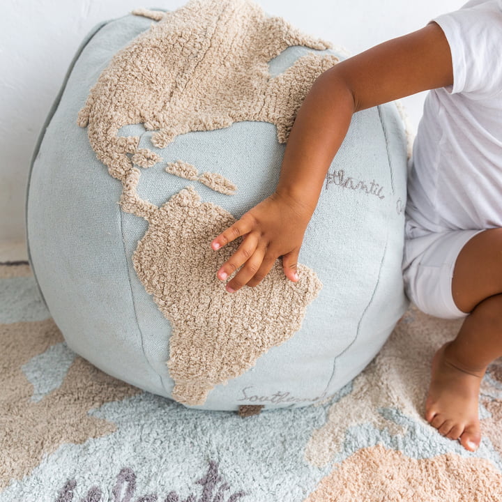 World Map Pouf, Ø 50 cm, bleu clair / beige de Lorena Canals