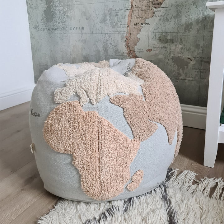 World Map Pouf, Ø 50 cm, bleu clair / beige de Lorena Canals