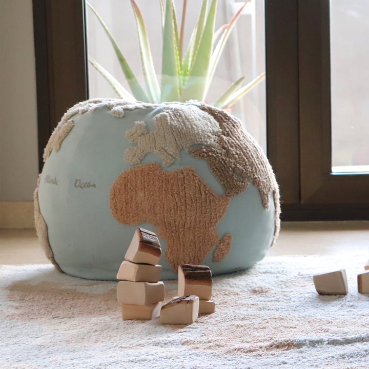 World Map Pouf, Ø 50 cm, bleu clair / beige de Lorena Canals