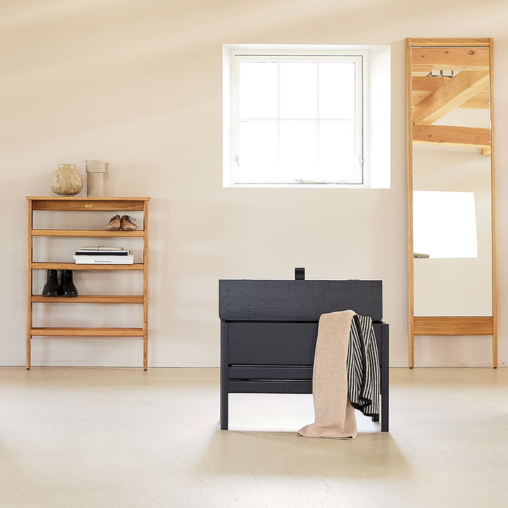 A Line Étagère à chaussures, banc coffre et miroir de Form & Refine