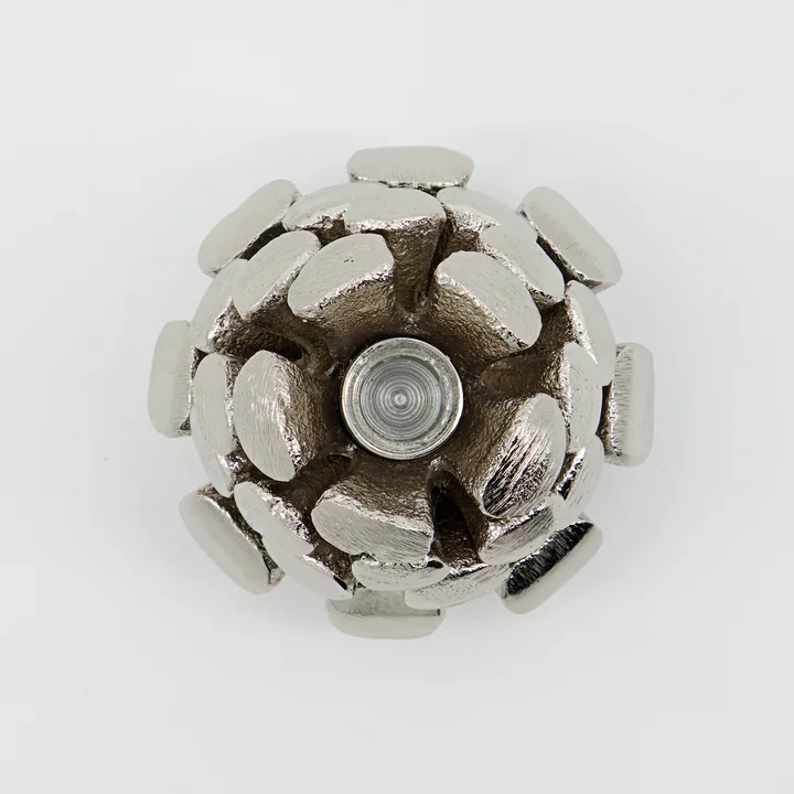 Pine Cone Chandelier de House Doctor dans la version argent antique