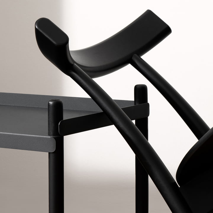 Skinny Wooden Chair en version noire (RAL 9005)