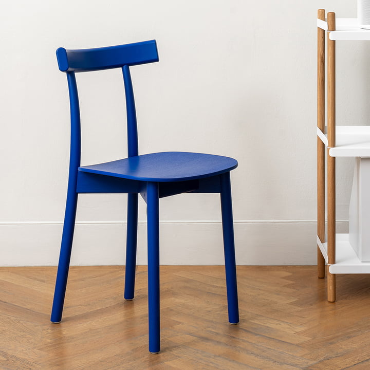 Skinny Wooden Chair en version bleue (RAL 5002)