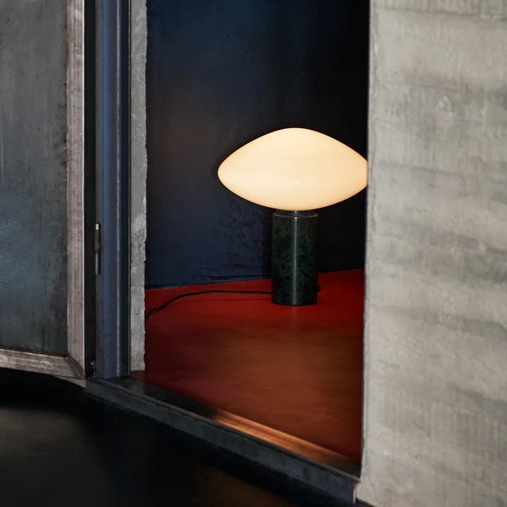 La lampe de table Mist AP17, blanc mat / guatemala verde de & Tradition