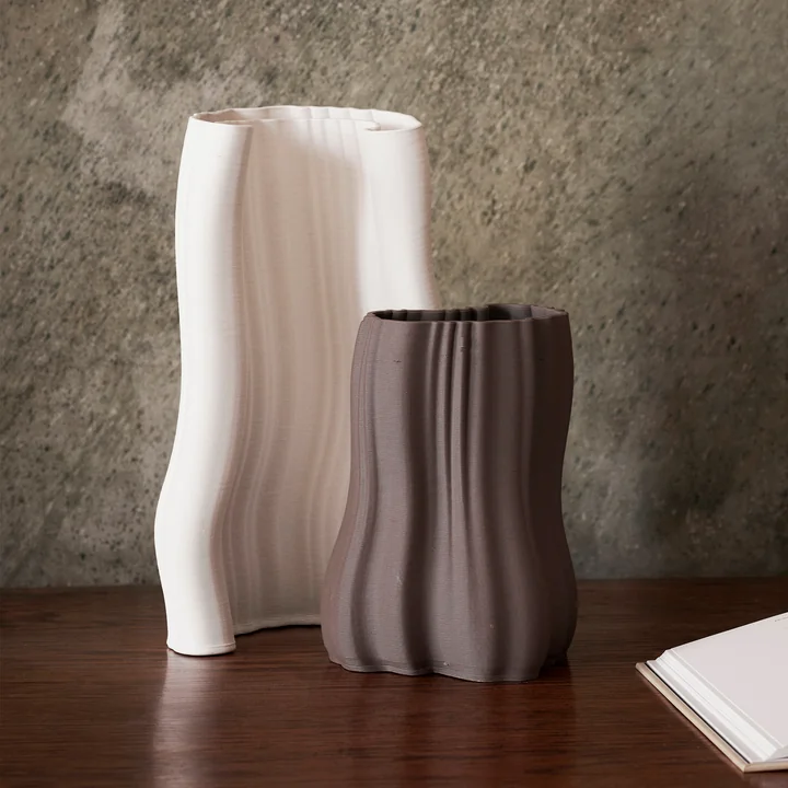 Moire Vase, blanc cassé et anthracite de Ferm Living