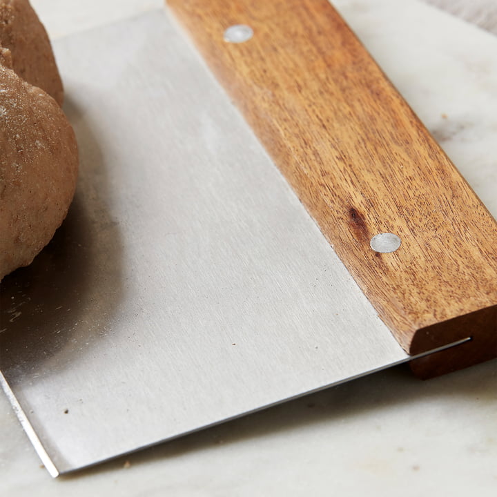 Coupe-pâte, acacia naturel / acier inoxydable de Nicolas Vahé