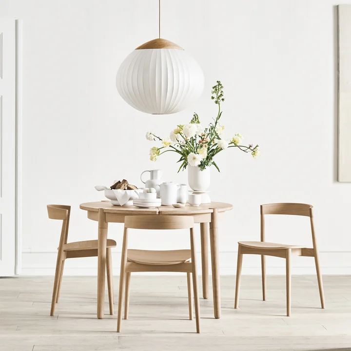 Acorn Suspension Ø 64 cm, chêne huilé / verre opale mat de Bolia