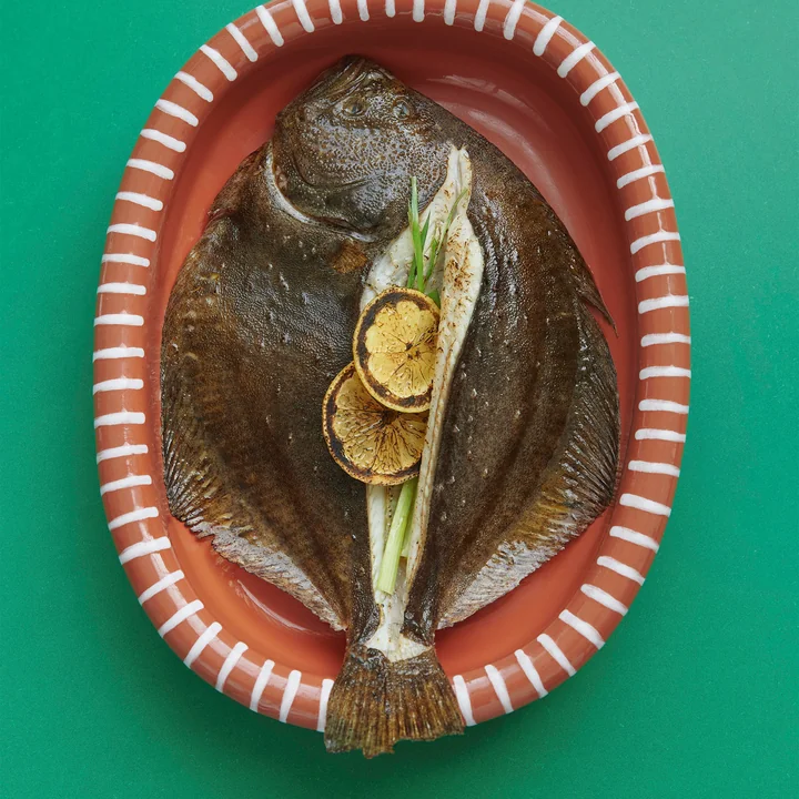 Barro Plat de service ovale, natural with stripes de HAY