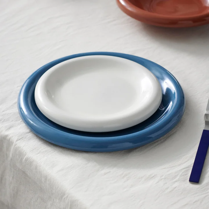 Barro Assiette Ø 24 cm, bleu foncé de HAY