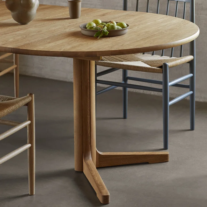 C69E Table de salle à manger avec deux plateaux supplémentaires de FDB Møbler