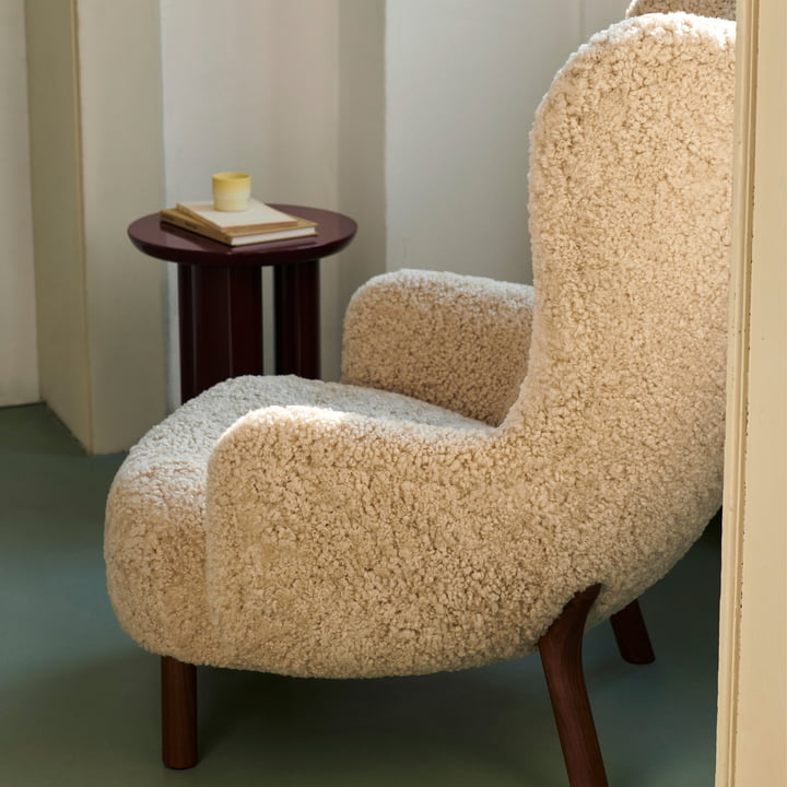 Petra Lounge Chair VB3, High Back, noix huilée / peau de mouton Moonlight de & Tradition