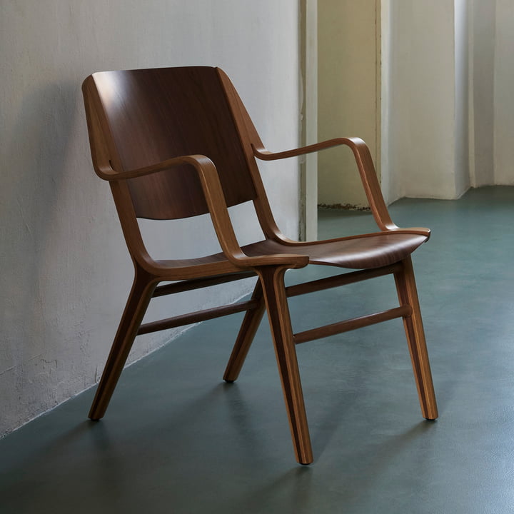 AX Lounge Chair avec accoudoirs HM11, noyer / chêne laqué de & Tradition