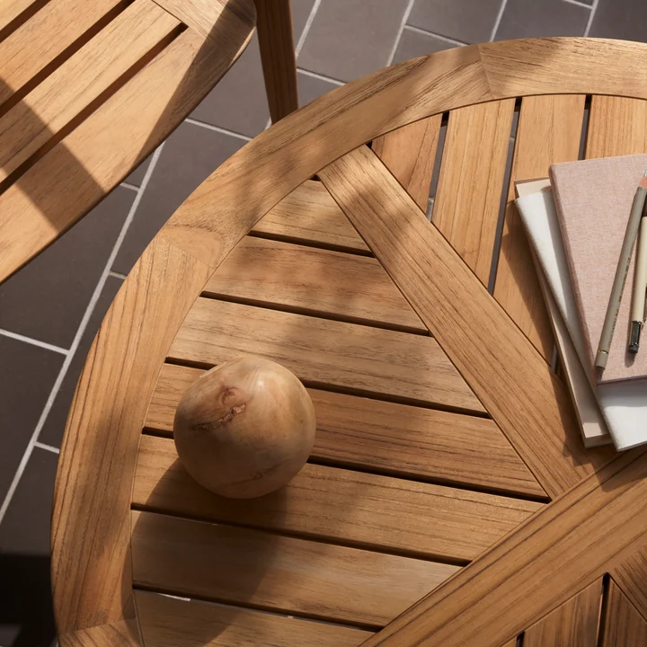 Embrace Table de jardin, teck non traité, Ø 80 cm de Carl Hansen