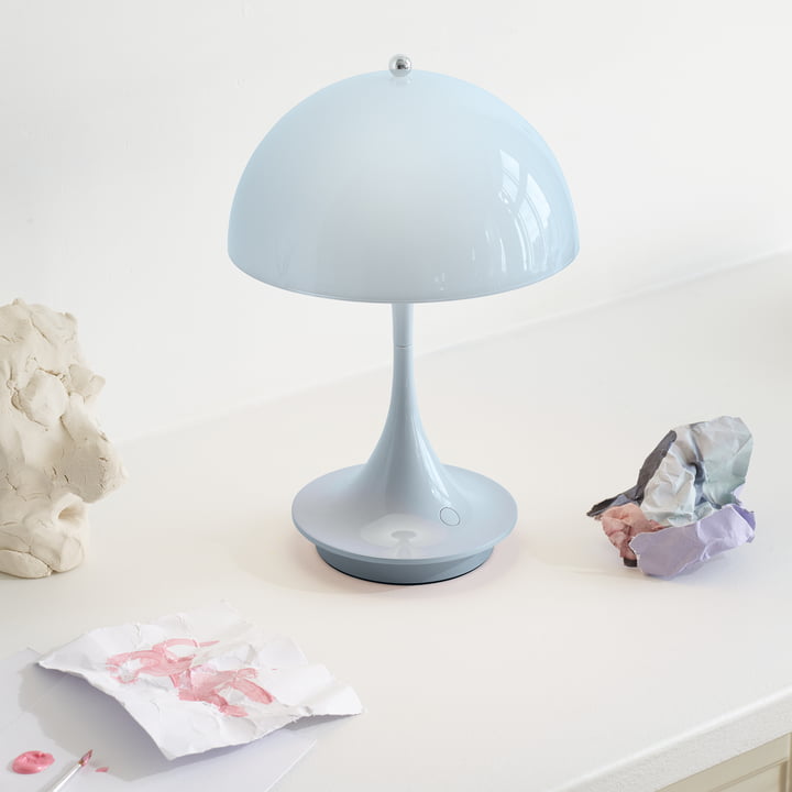 Panthella 160 Portable lampe de table LED rechargeable, pale blue opale (acrylique) de Louis Poulsen