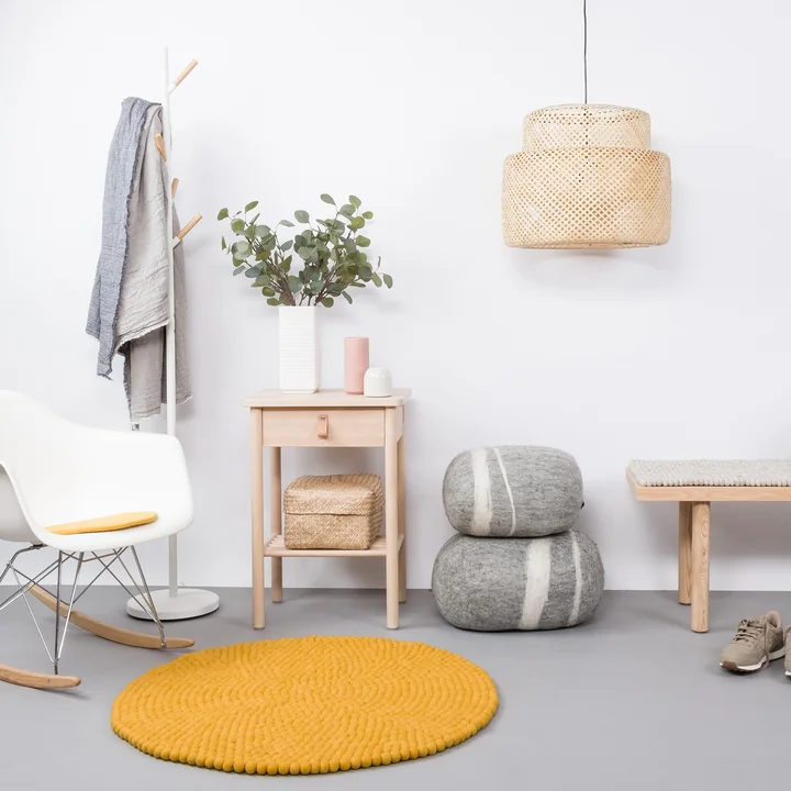 myfelt-Klara-Filzkugelteppich-90-cm-senfgelb-Lifestyle-4