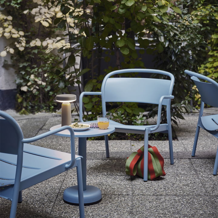 Linear Steel Lounge Armchair, bleu clair NCS 4020-B de Muuto