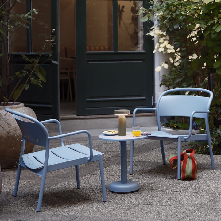 Linear Steel Lounge Armchair, bleu clair NCS 4020-B de Muuto