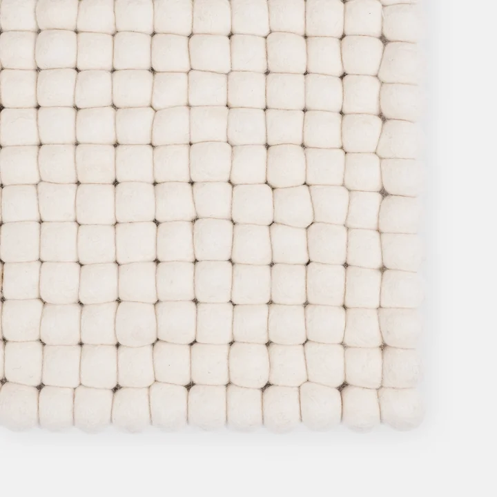 Myfelt-Linea-Filzkugelteppich-naturweiss-rechteckig-Detail-5