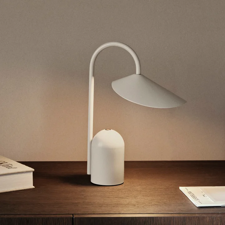 Arum Lampe de bureau LED rechargeable, cashmere de Ferm Living