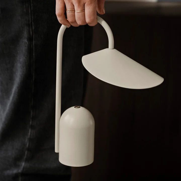 Arum Lampe de bureau LED rechargeable, cashmere de Ferm Living