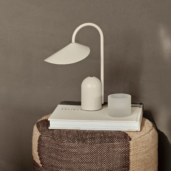 Arum Lampe de bureau LED rechargeable, cashmere de Ferm Living