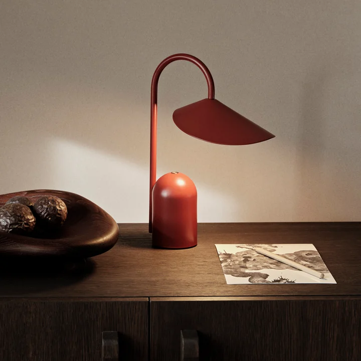 Arum Lampe de table à LED rechargeable, rouge de Ferm Living