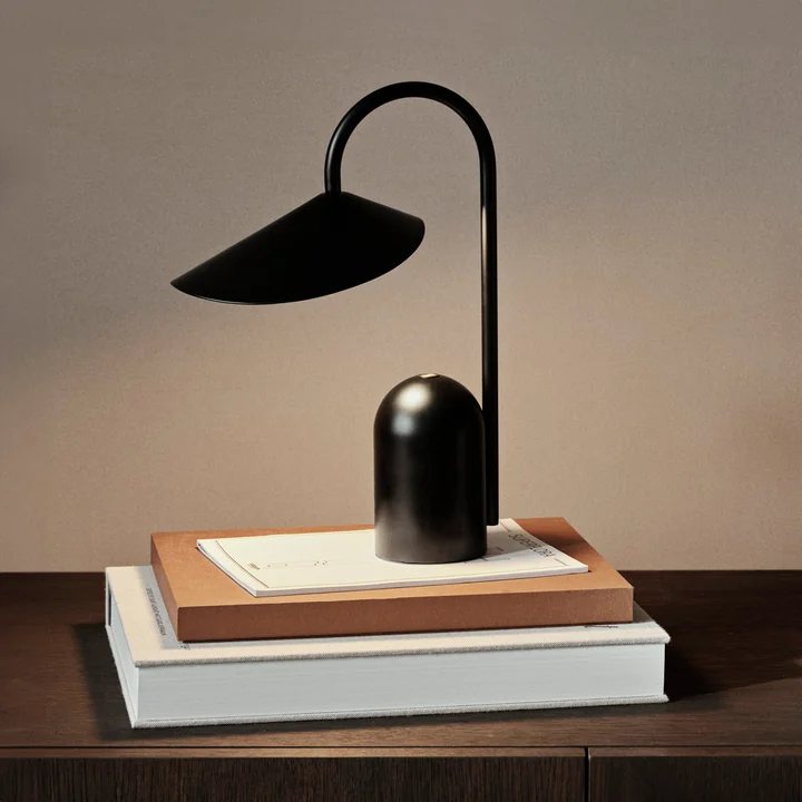 Arum Lampe de bureau LED rechargeable, noir de Ferm Living