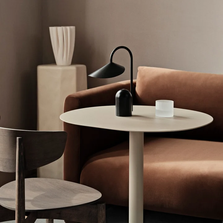 Arum Lampe de bureau LED rechargeable, noir de Ferm Living