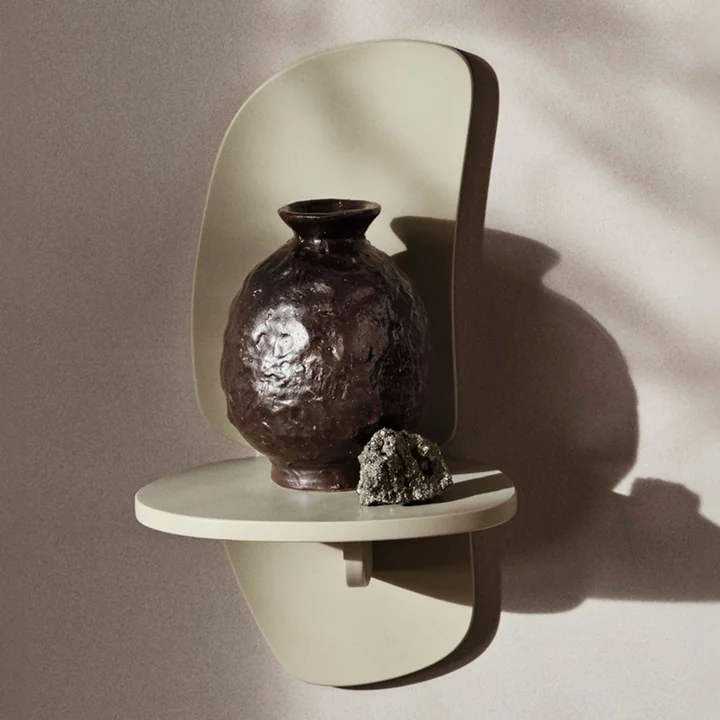 Doro Vase et Pilu Tablette murale, H40, cashmere de Ferm Living