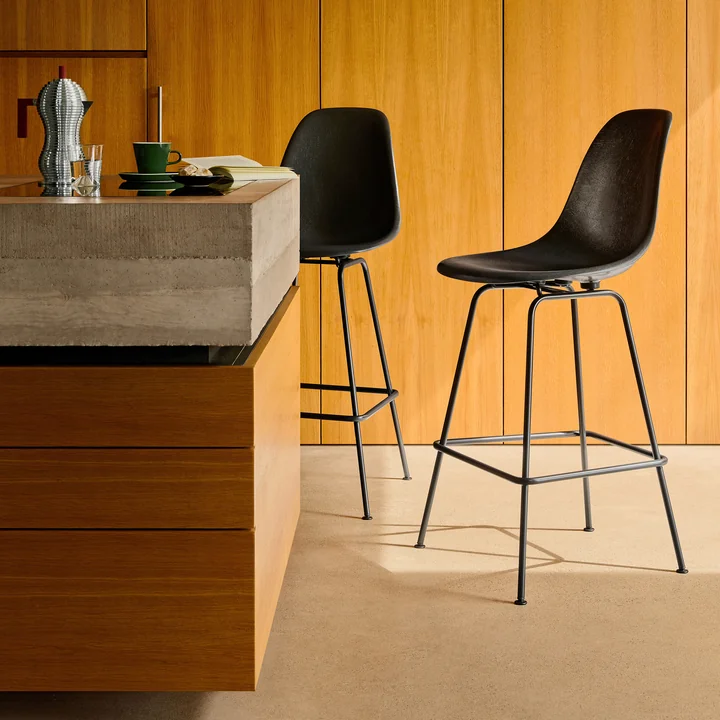 Eames Fiberglass Chaise de bar, medium, basic dark / elephant hide-grey de Vitra