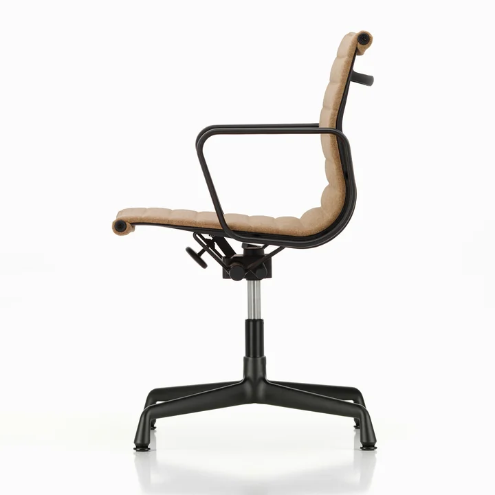 EA 132 Chaise de bureau avec accoudoirs deep black, pivotante, Cosy 2, papyrus de Vitra