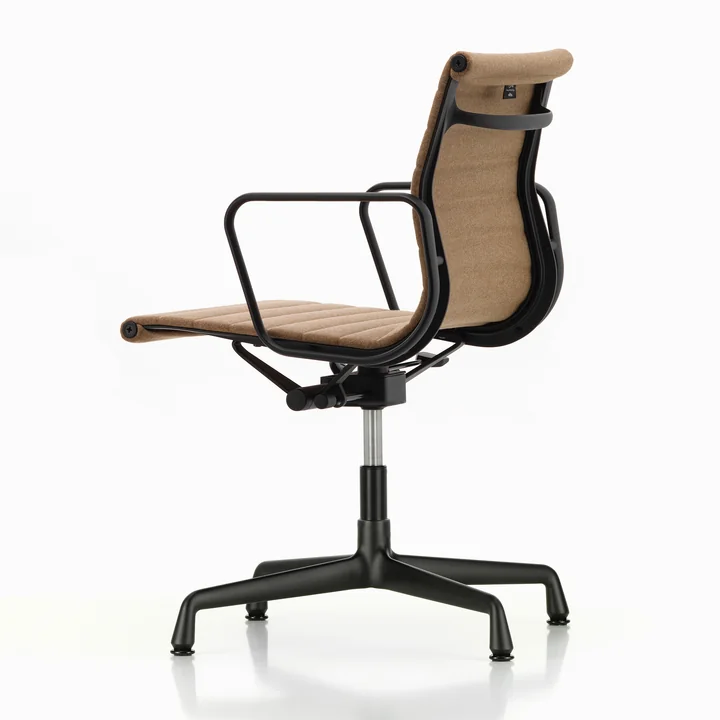 EA 132 Chaise de bureau avec accoudoirs deep black, pivotante, Cosy 2, papyrus de Vitra