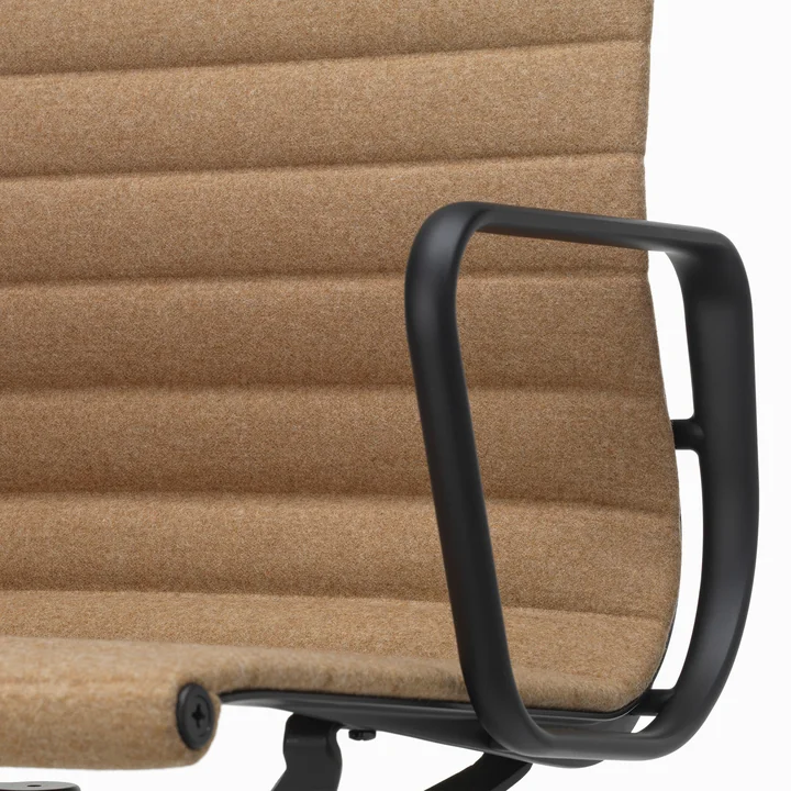 EA 132 Chaise de bureau avec accoudoirs deep black, pivotante, Cosy 2, papyrus de Vitra