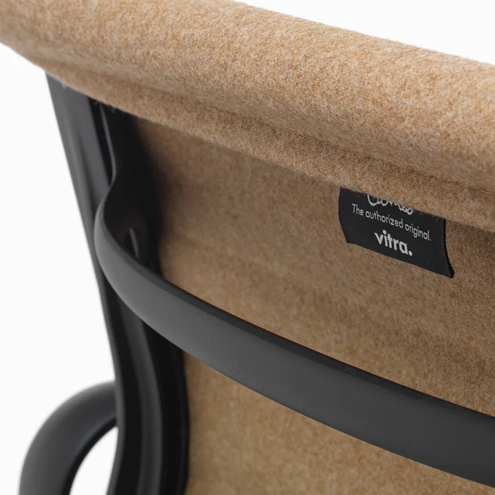 EA 132 Chaise de bureau avec accoudoirs deep black, pivotante, Cosy 2, papyrus de Vitra