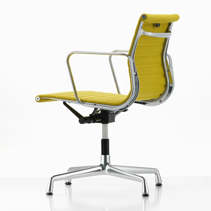EA 131 Chaise de bureau avec accoudoirs chromée, pivotante, Track, pastelgreen / canola de Vitra