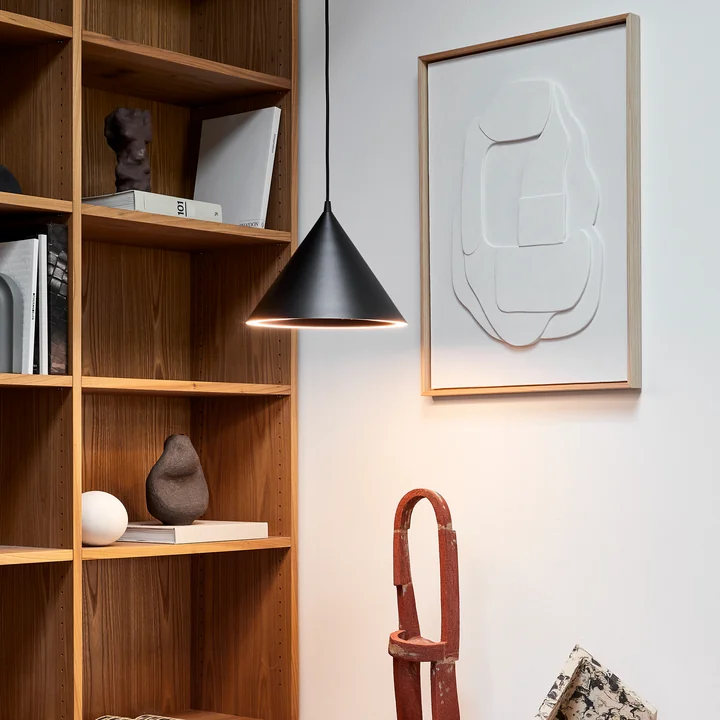 Annular LED suspension et chaise Mono Dining de Woud