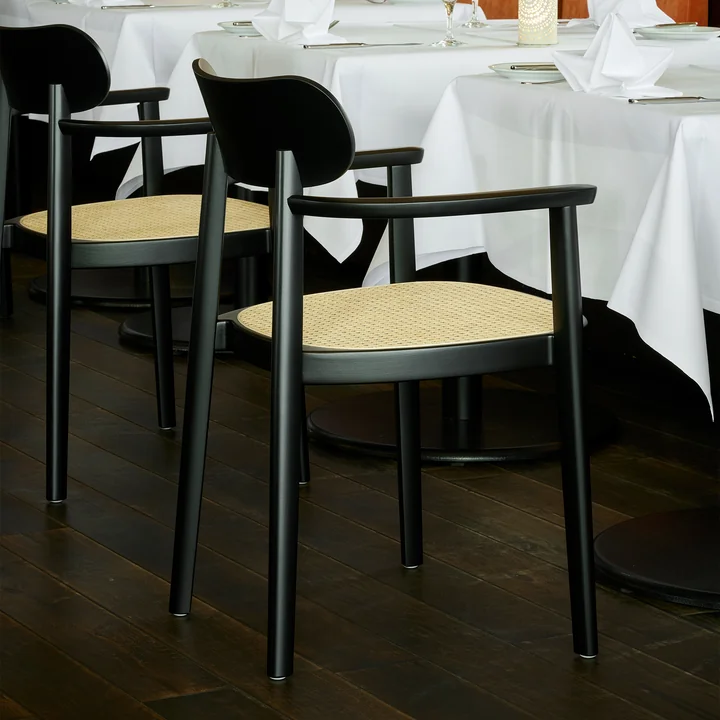 118 FV Chaise avec accoudoirs cannée, hêtre noir (TP 29) de Thonet