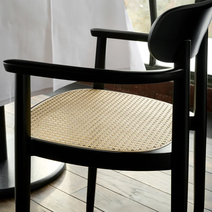 118 FV Chaise avec accoudoirs cannée, hêtre noir (TP 29) de Thonet