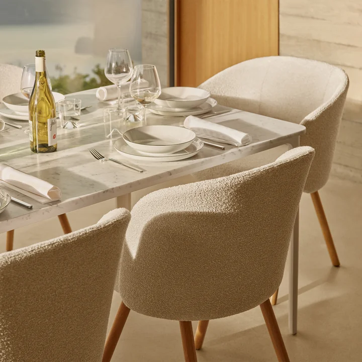 Mikado chaise et fauteuil, ivoire/perle (Nubia 01) / chêne naturel de Vitra