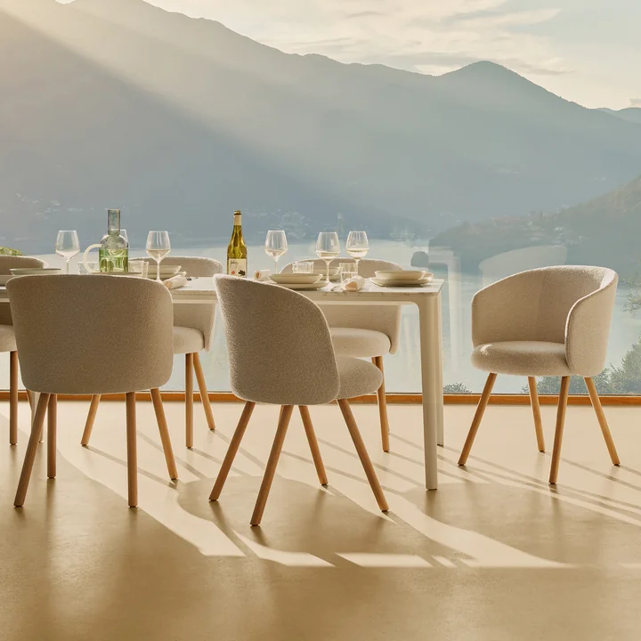 Mikado chaise et fauteuil, ivoire/perle (Nubia 01) / chêne naturel de Vitra