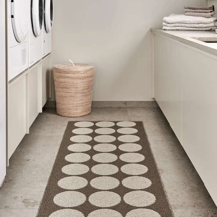 Hugo Tapis, walnut / linen de Pappelina