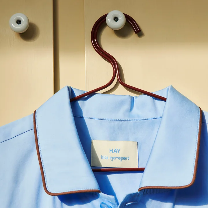 Colour - Cintre, maroon red de HAY