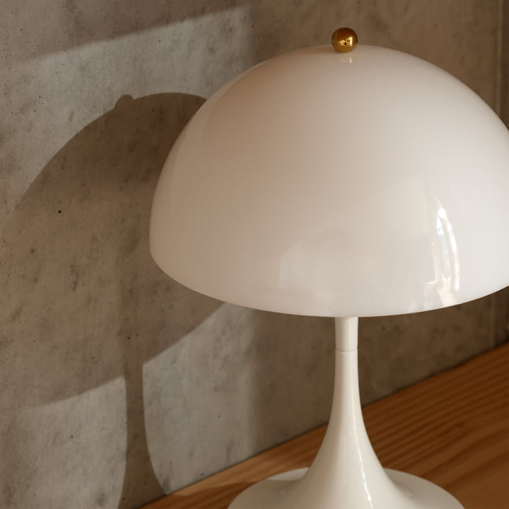 Louis Poulsen - Panthella 160 Portable accu LED lampe de table, blanc / laiton (150 Year Anniversary Edition)