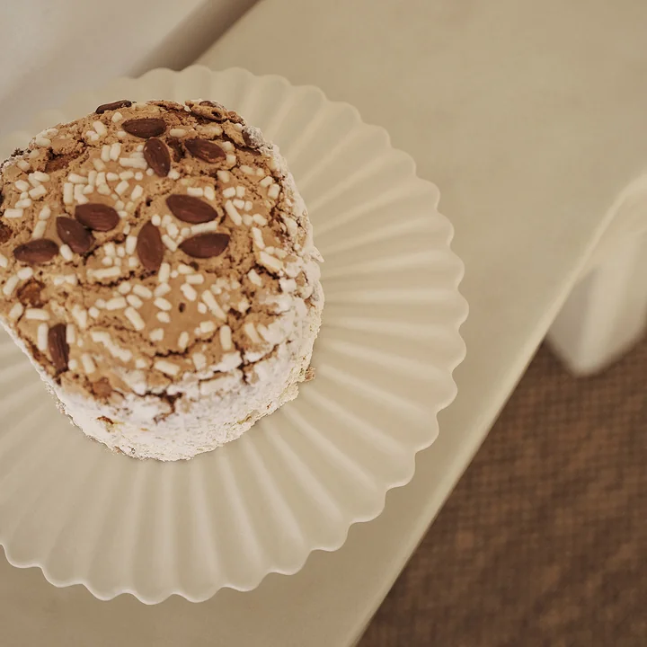 Fountain - Plateau à gâteaux, blanc cassé de Ferm Living